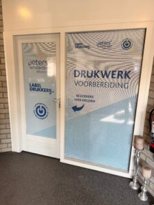 One Way Vision folie toegepast op winkelruit met zichtbare reclame en lichtinval