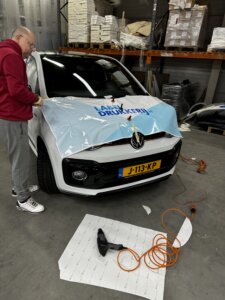 gewrapte volkswagen up GTI met logo van kabeldrukkerij.nl