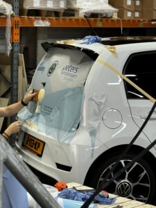 gewrapte volkswagen up GTI met logo van kabeldrukkerij.nl